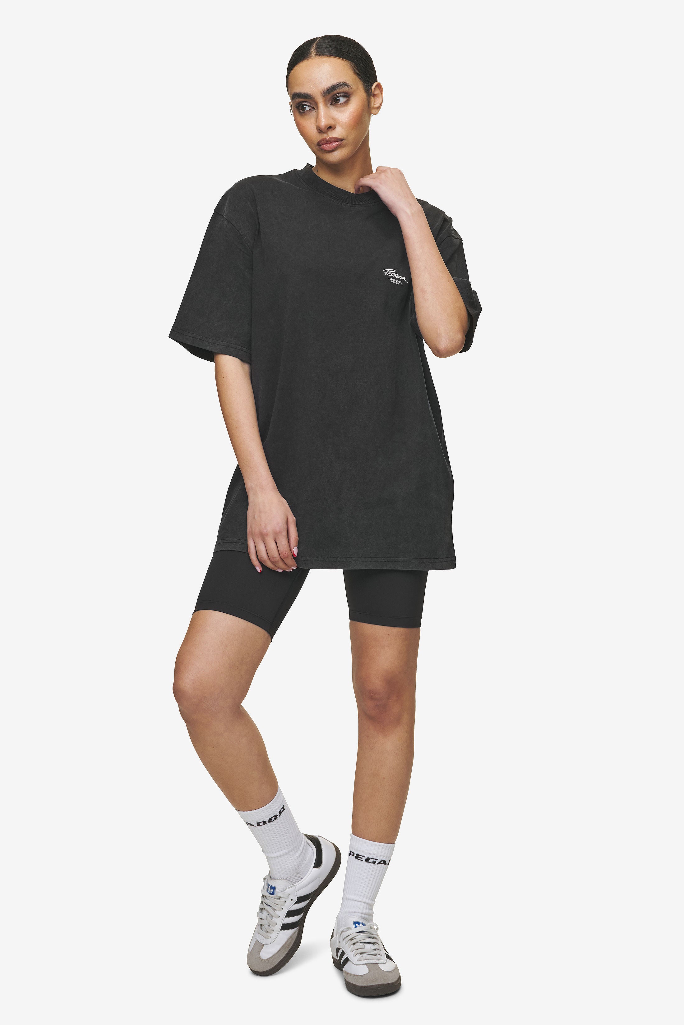 Pegador Banberry Oversized Tee Vintage Black Ganzkörper Bild aus der High summer Kollektion für DaHerren