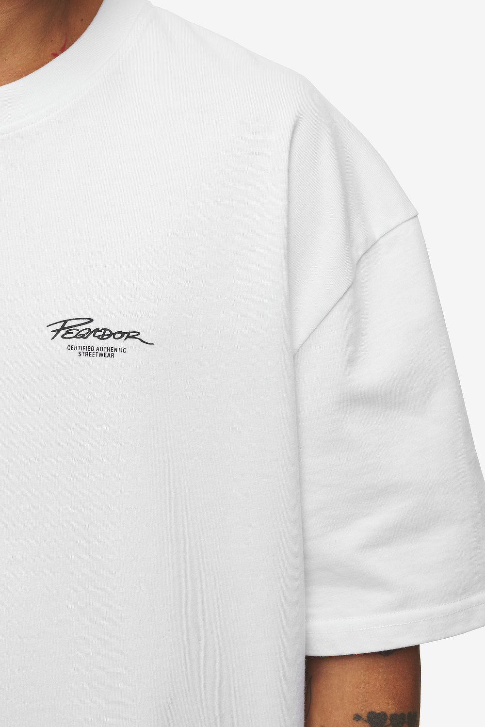 Pegador Banberry Oversized Tee White Detailshot aus der High summer Kollektion für Herren