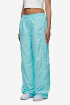 Pegador Lincoln Wide Track Pants Sky Blue Seitenansicht aus der High summer Kollektion für DaHerren