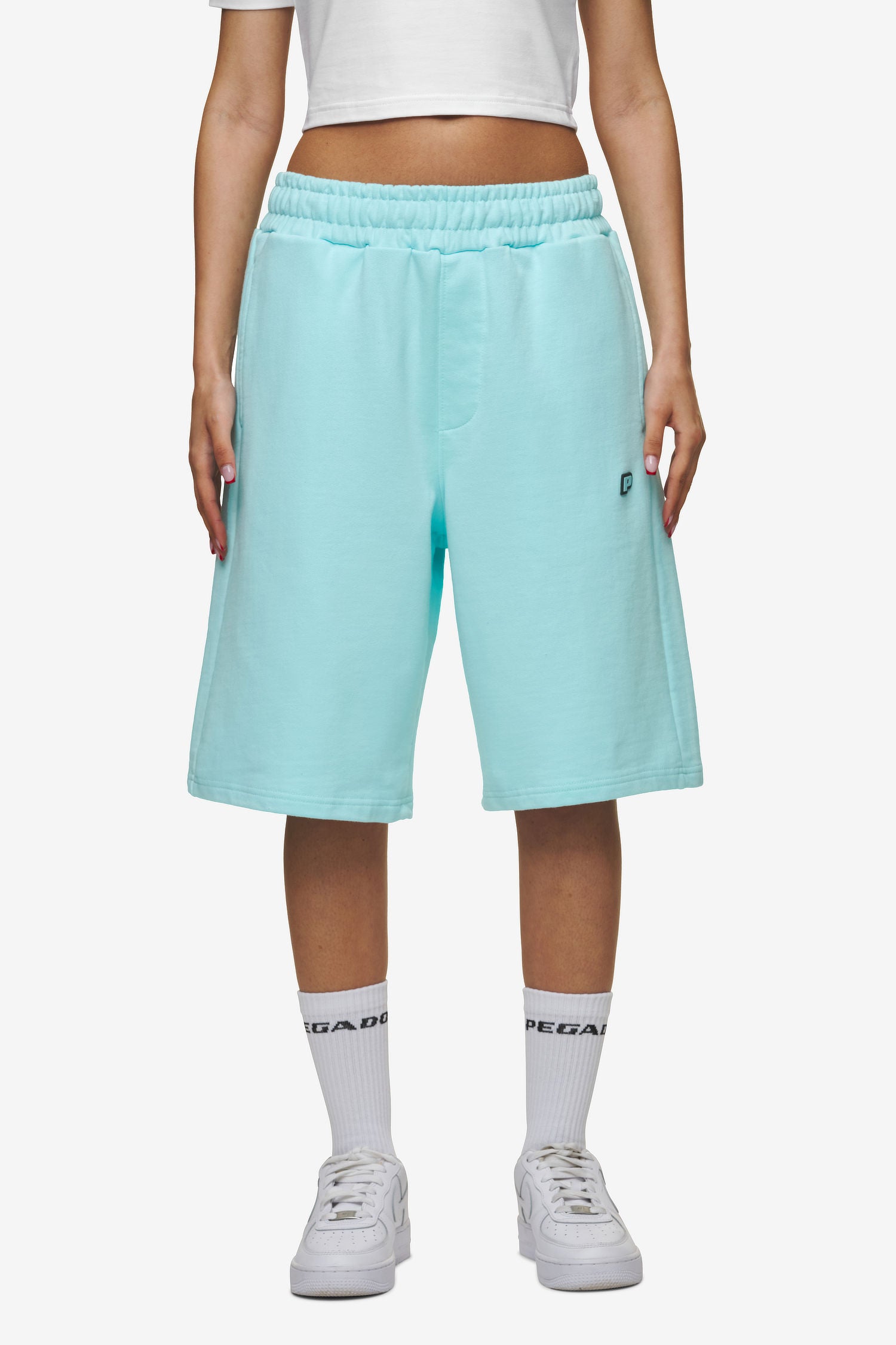 Pegador Leono Overknee Heavy Sweat Shorts Washed Sky Blue Gum Seitenansicht aus der High summer Kollektion für DaHerren