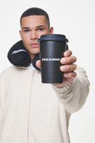 Pegador Logo Coffee Cup Black Seitenansicht aus der Last Minute Kollektion für Herren