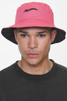 Pegador Juan Reversible Bucket Hat Black Strawberry Ganzkörper Bild aus der Last Minute Kollektion für Herren