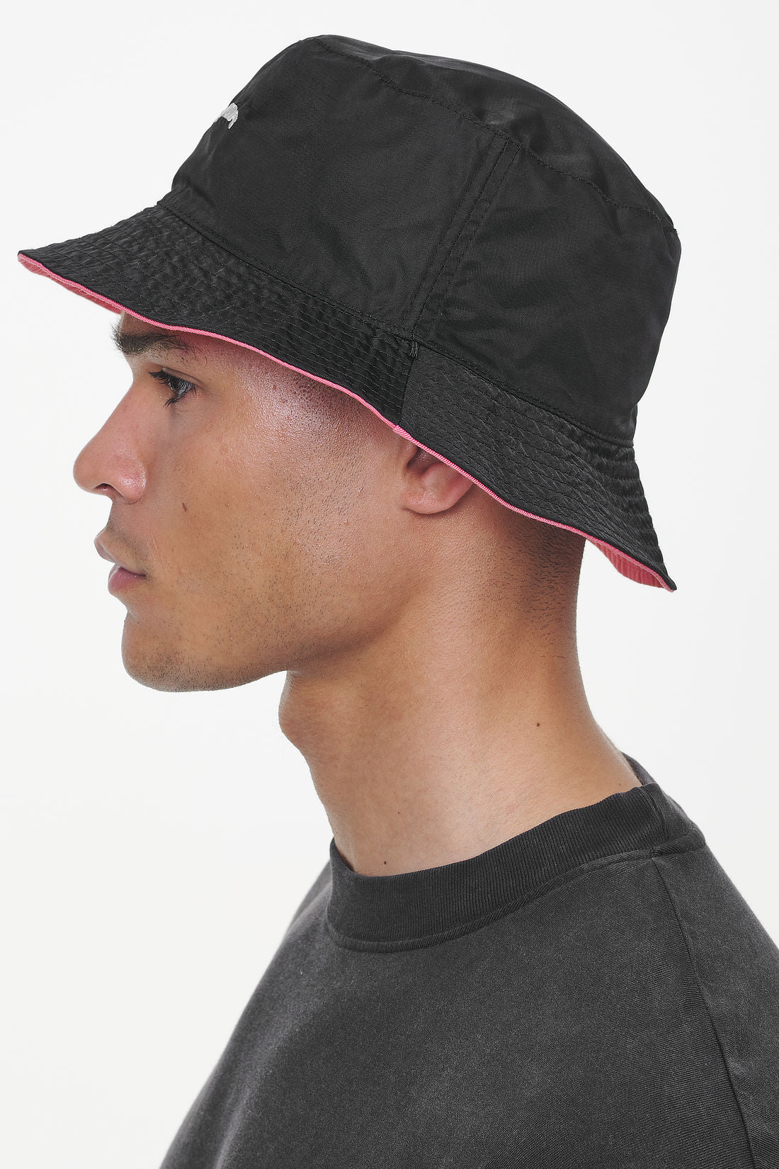 Pegador Juan Reversible Bucket Hat Black Strawberry Seitenansicht aus der Last Minute Kollektion für Herren