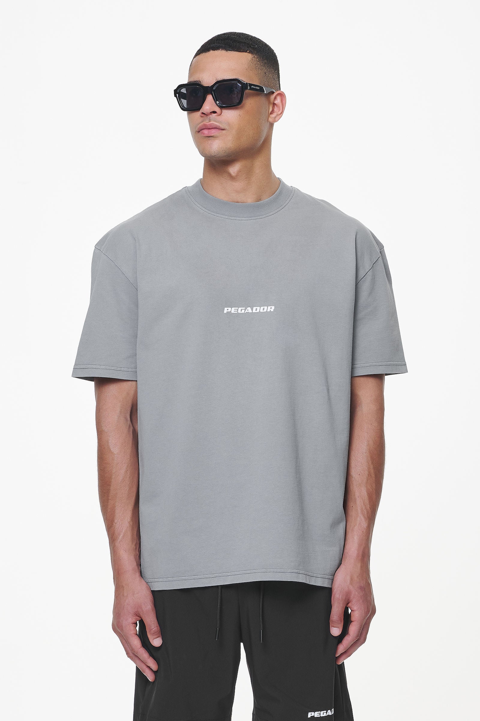 Pegador Colne Logo Oversized Tee Heavy Washed Cool Grey Seitenansicht aus der Last Minute Kollektion für Herren