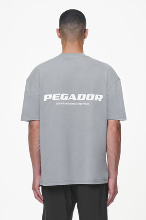 Pegador Colne Logo Oversized Tee Heavy Washed Cool Grey Hauptansicht aus der Last Minute Kollektion für Herren