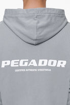 Pegador Colne Terry Logo Oversized Sweat Jacket Heavy Washed Cool Grey Detailshot aus der Last Minute Kollektion für Herren