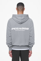 Pegador Colne Terry Logo Oversized Sweat Jacket Heavy Washed Cool Grey Hauptansicht aus der Last Minute Kollektion für Herren