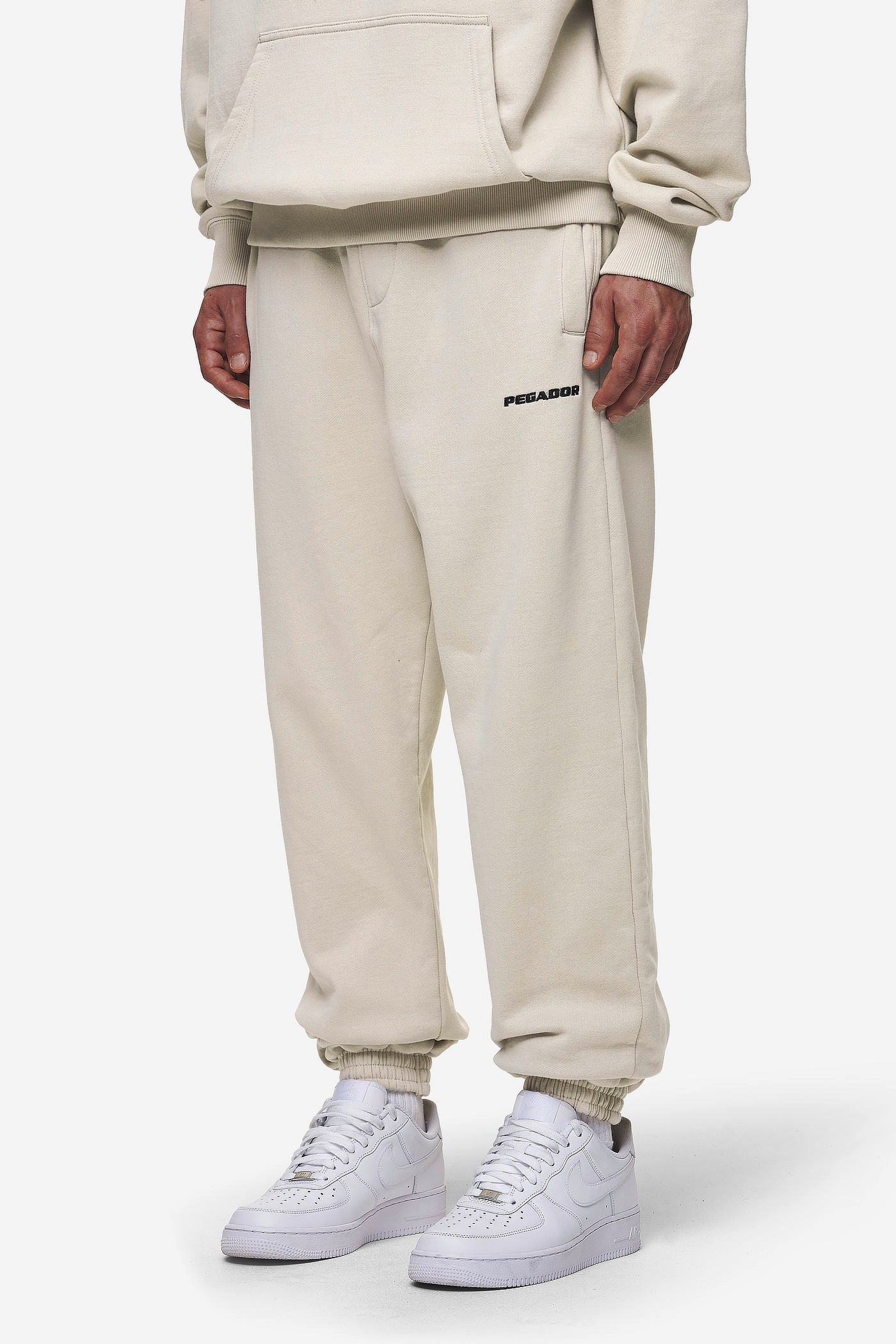 Pegador Logo Heavy Sweat Jogger Washed Light Beige Seitenansicht aus der Most Alive Kollektion für Herren