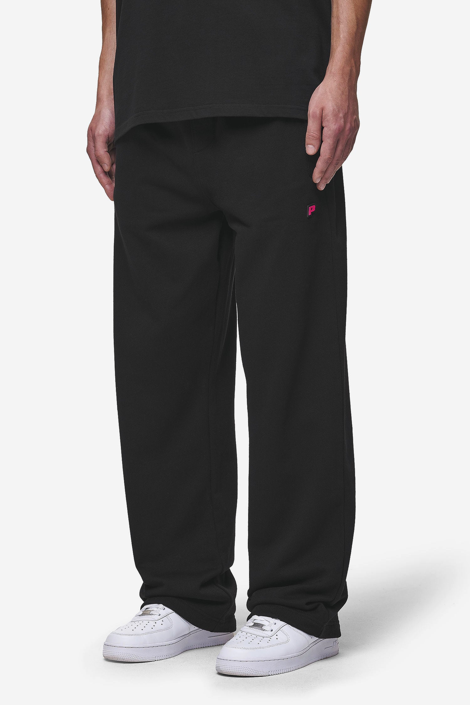 Pegador Leono Loose Sweat Pants Washed Black Virtual Pink Gum Seitenansicht aus der Most Alive Kollektion für Herren