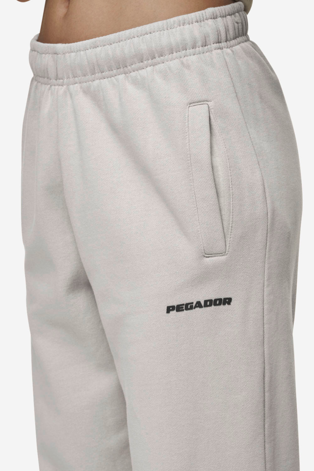 Pegador Villa High Waisted Sweat Pants Washed Moon Grey Black Gum Detailshot aus der Most Alive Kollektion für DaHerren