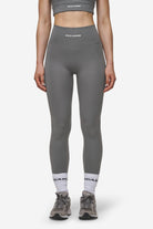 Pegador Leya Leggings Deep Grey White Seitenansicht aus der Most Alive Kollektion für DaHerren