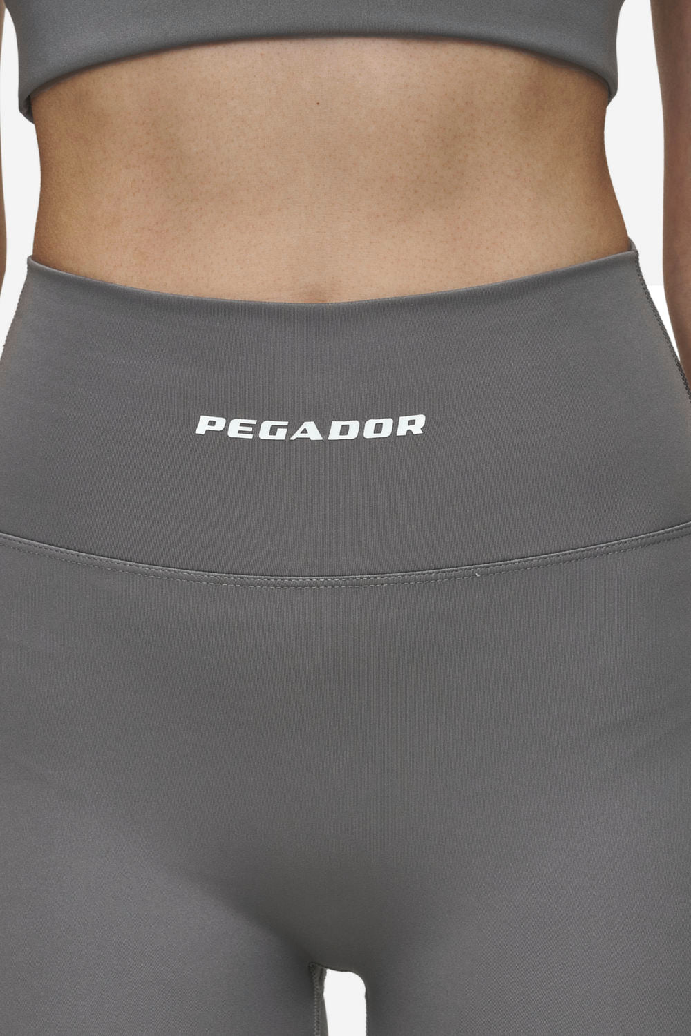 Pegador Leya Leggings Deep Grey White Detailshot aus der Most Alive Kollektion für DaHerren