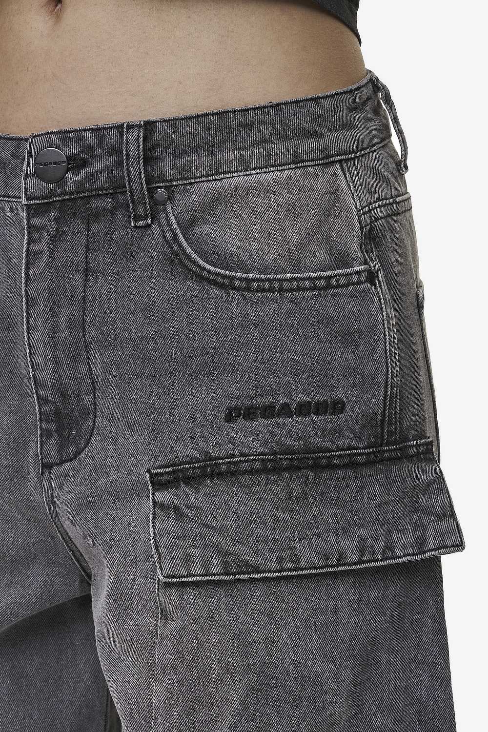 Pegador Leli High Waist Cargo Jeans Washed Deep Grey Detailshot aus der Most Alive Kollektion für DaHerren