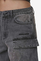 Pegador Leli High Waist Cargo Jeans Washed Deep Grey Detailshot aus der Most Alive Kollektion für DaHerren