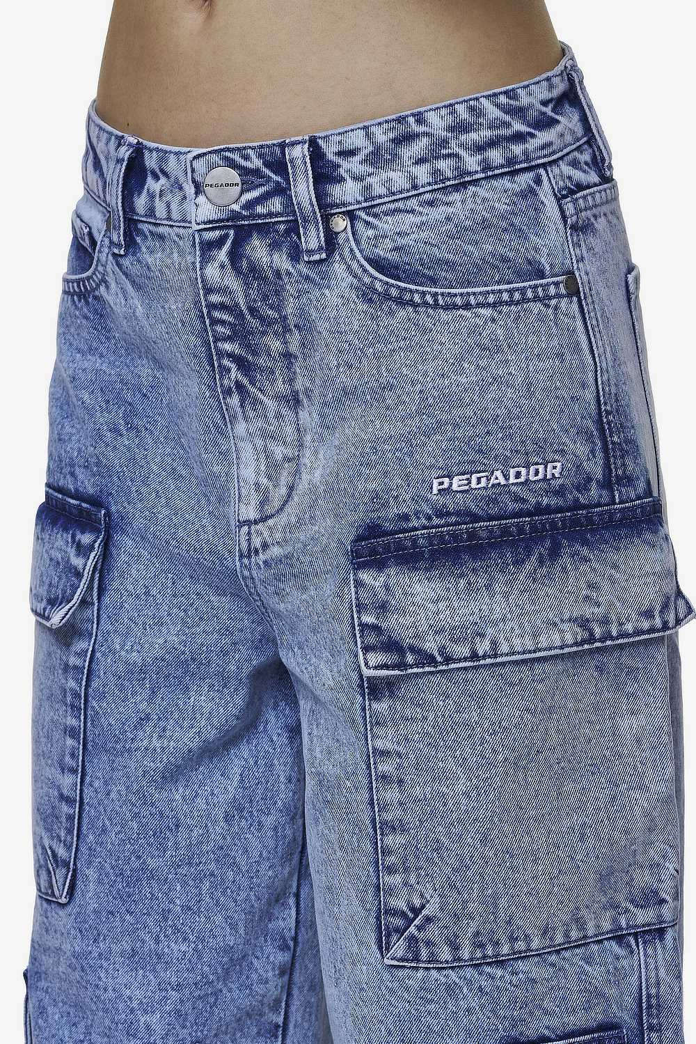 Pegador Leli High Waist Cargo Jeans Washed Denim Blue Detailshot aus der Most Alive Kollektion für DaHerren