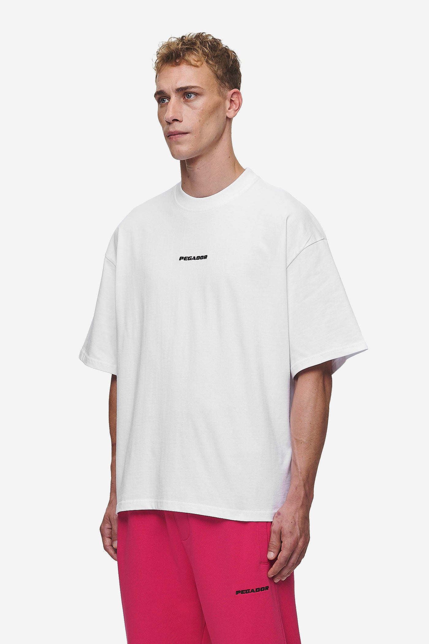 Pegador Logo Boxy Tee White Seitenansicht aus der Most Alive Kollektion für Herren