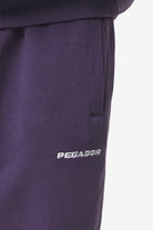 Pegador Logo Heavy Sweat Jogger Washed Deep Purple Detailshot aus der Most Alive Kollektion für Herren