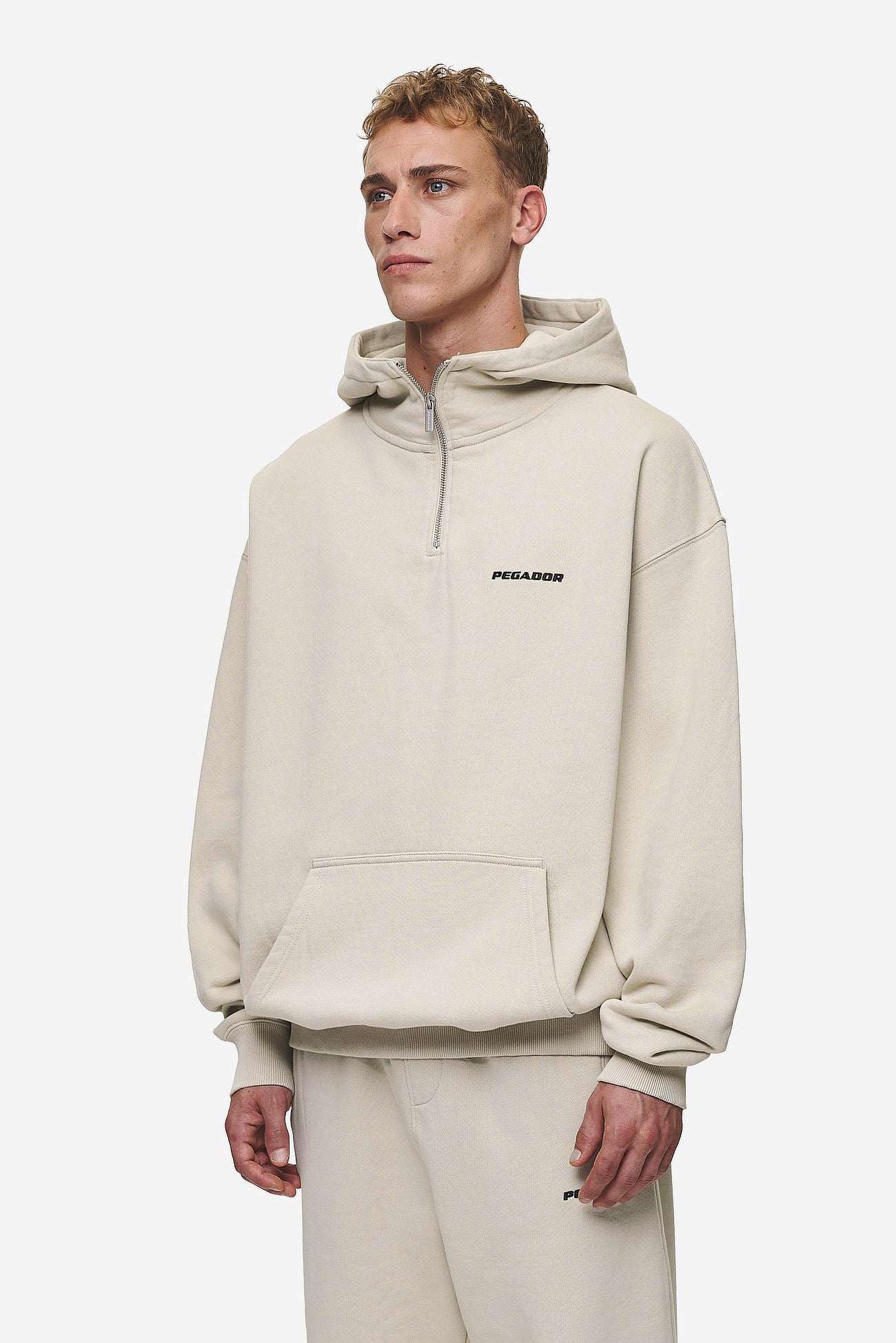 Pegador Logo Oversized Halfzip Hoodie Washed Light Beige Seitenansicht aus der Most Alive Kollektion für Herren