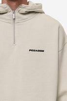 Pegador Logo Oversized Halfzip Hoodie Washed Light Beige Detailshot aus der Most Alive Kollektion für Herren