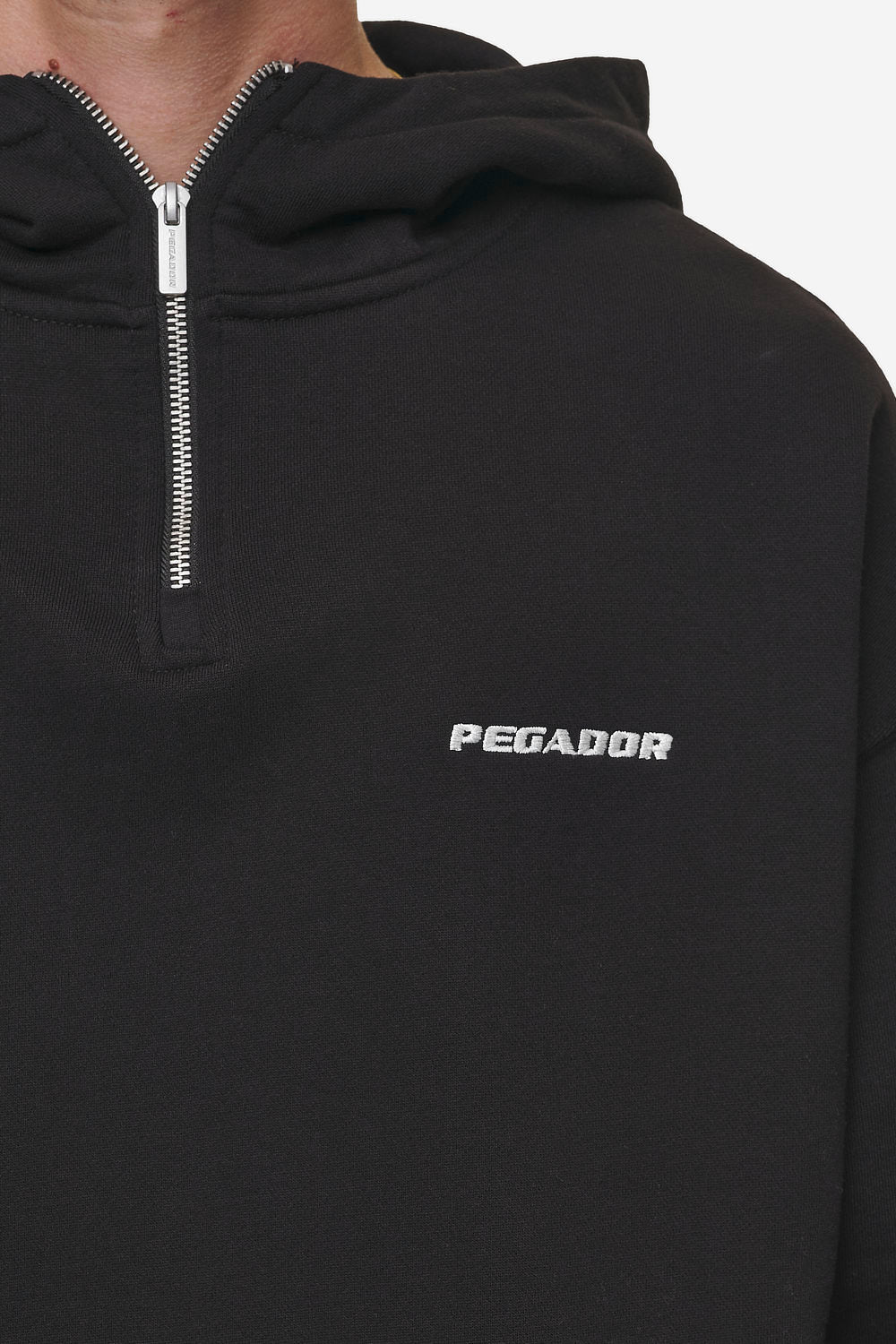 Pegador Logo Oversized Halfzip Hoodie Washed Black Detailshot aus der Most Alive Kollektion für Herren