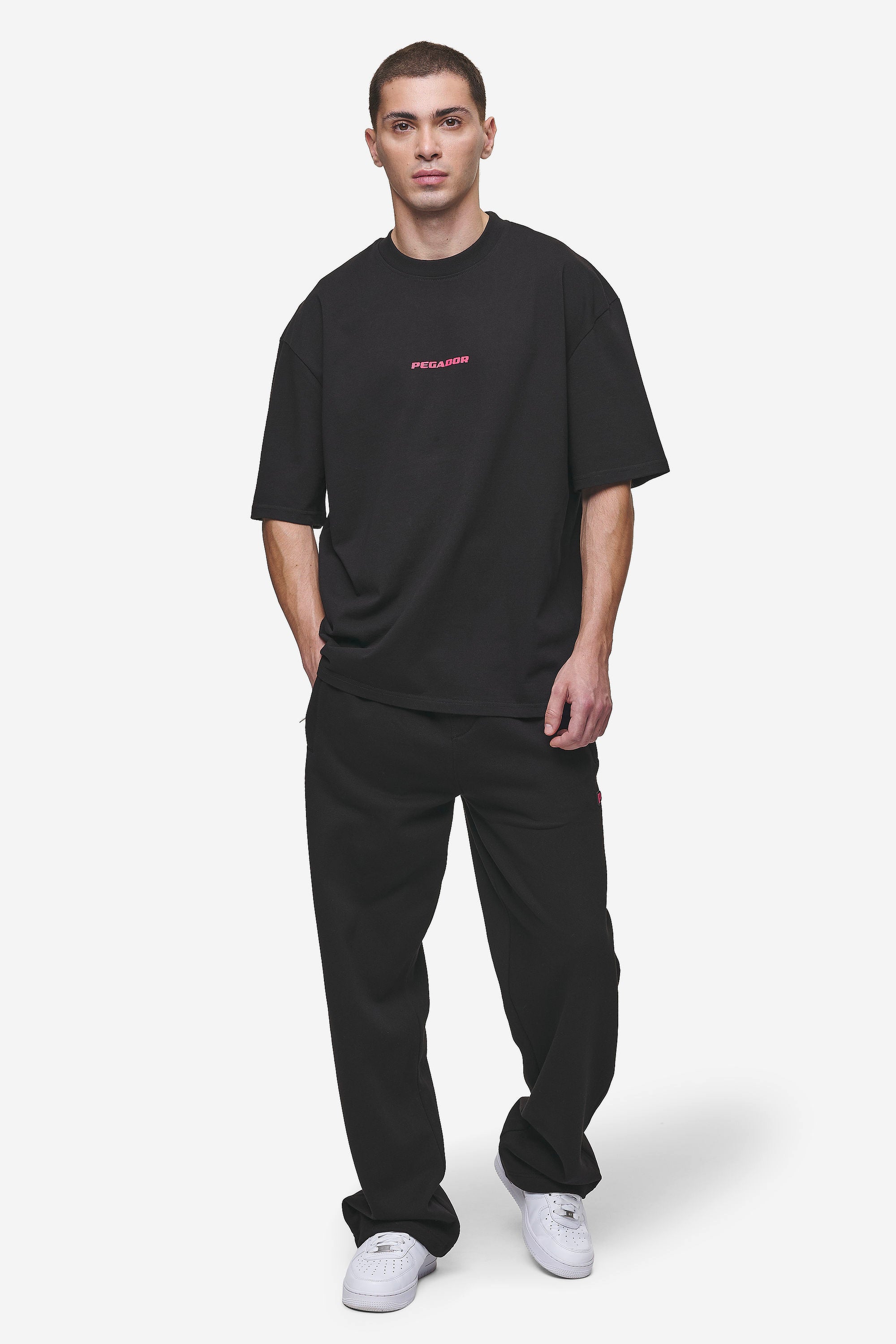 Pegador Colne Logo Oversized Tee Washed Black Virtual Pink Ganzkörper Bild aus der Most Alive Kollektion für Herren