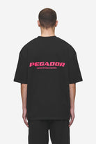 Pegador Colne Logo Oversized Tee Washed Black Virtual Pink Hauptansicht aus der Most Alive Kollektion für Herren