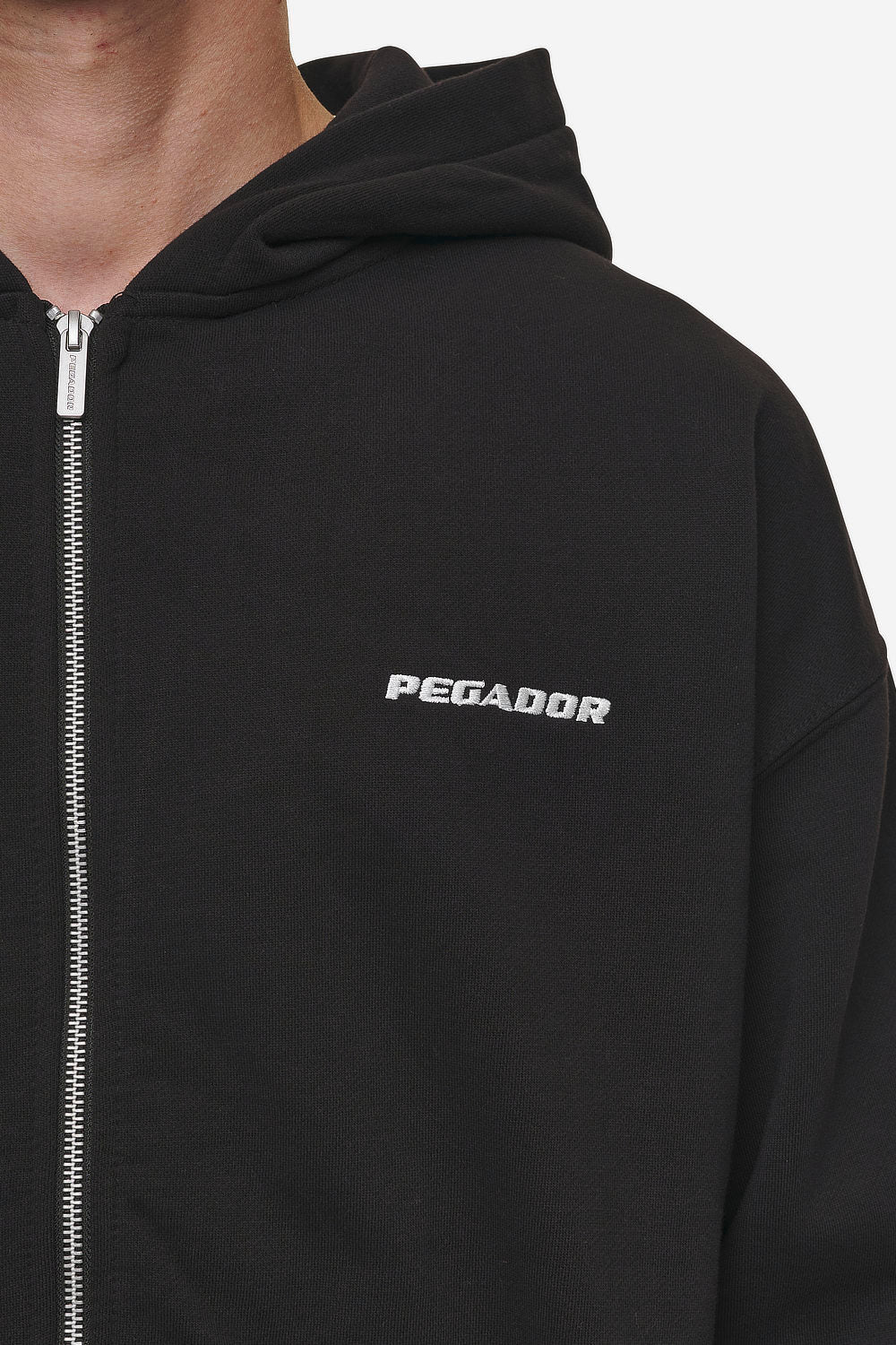 Pegador Logo Oversized Sweat Jacket Washed Black Detailshot aus der Most Alive Kollektion für Herren