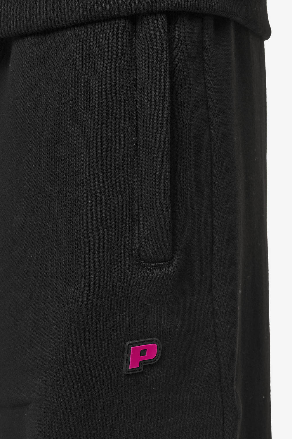 Pegador Leono Loose Sweat Pants Washed Black Virtual Pink Gum Detailshot aus der Most Alive Kollektion für Herren