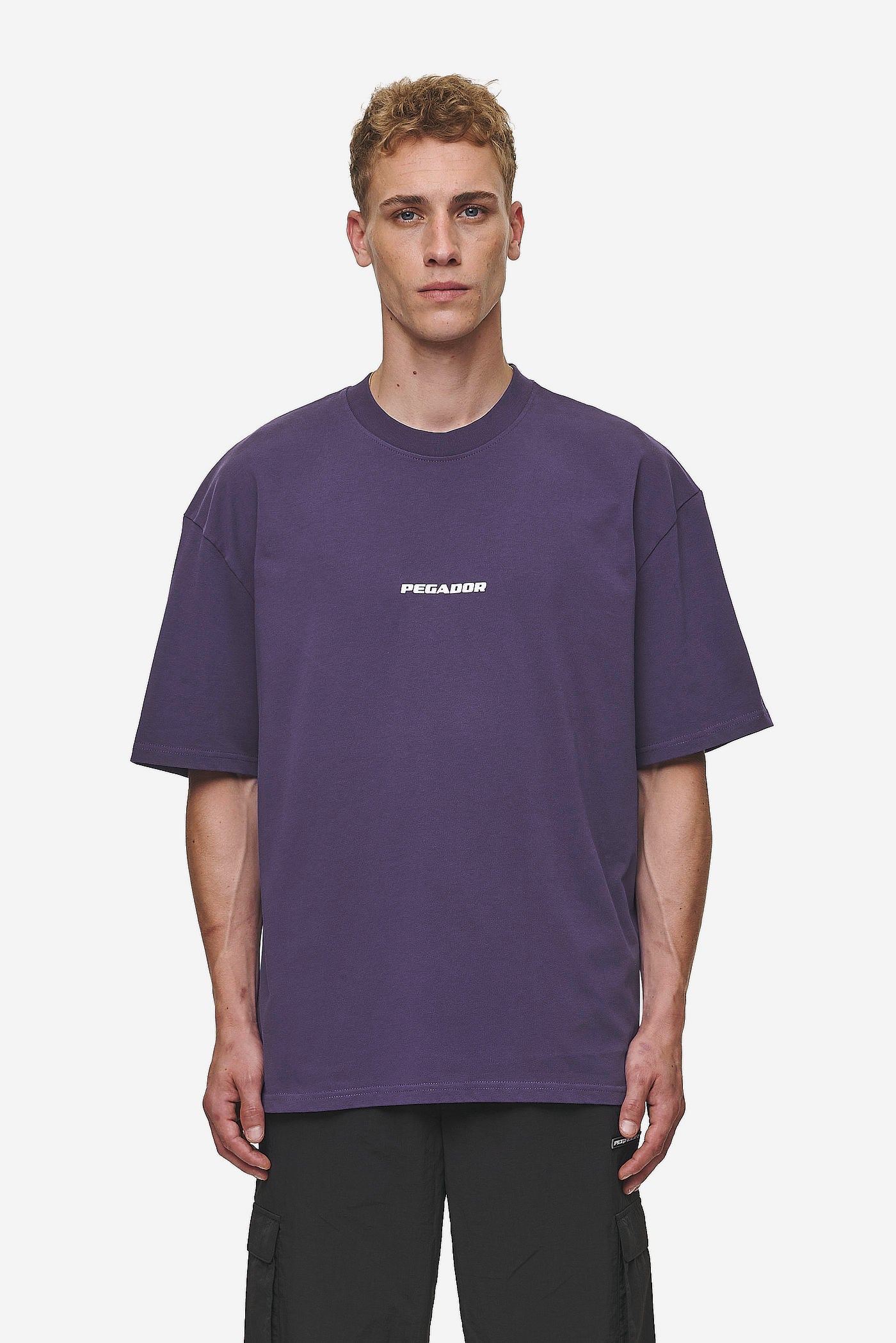 Pegador Colne Logo Oversized Tee Washed Deep Purple White Seitenansicht aus der Most Alive Kollektion für Herren