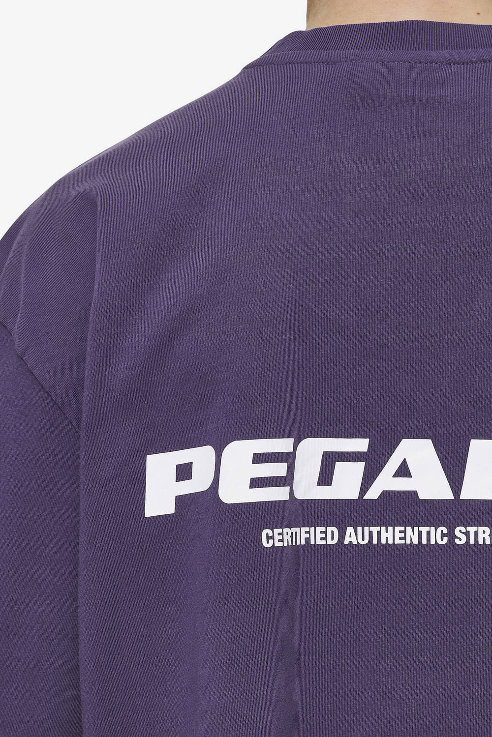 Pegador Colne Logo Oversized Tee Washed Deep Purple White Detailshot aus der Most Alive Kollektion für Herren