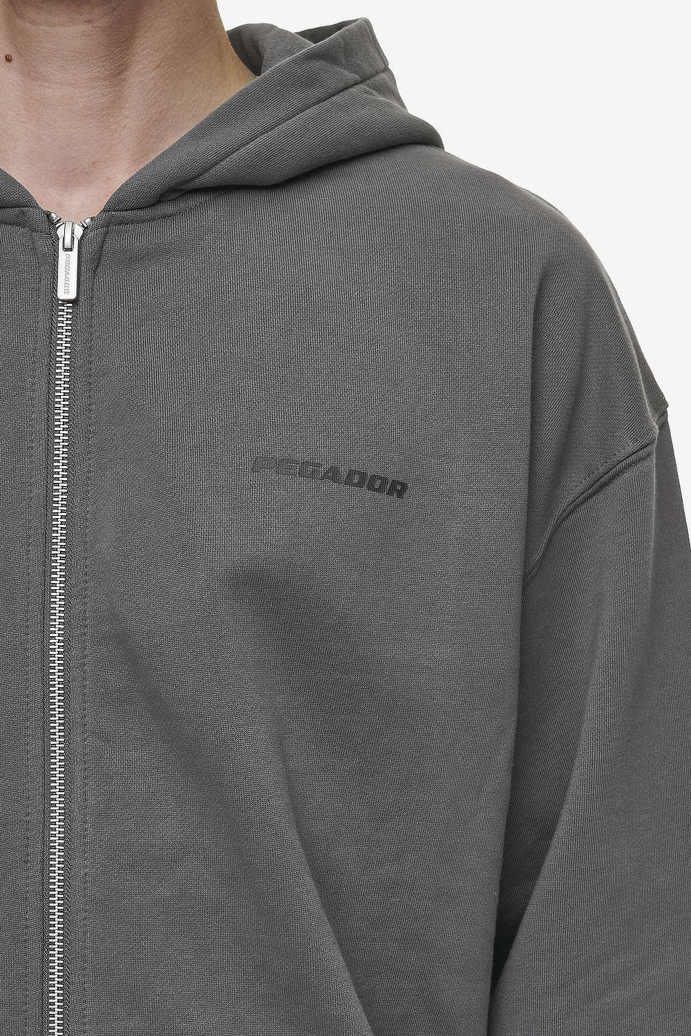 Pegador Colne Logo Oversized Sweat Jacket Washed Anthracite Black Detailshot aus der Most Alive Kollektion für Herren