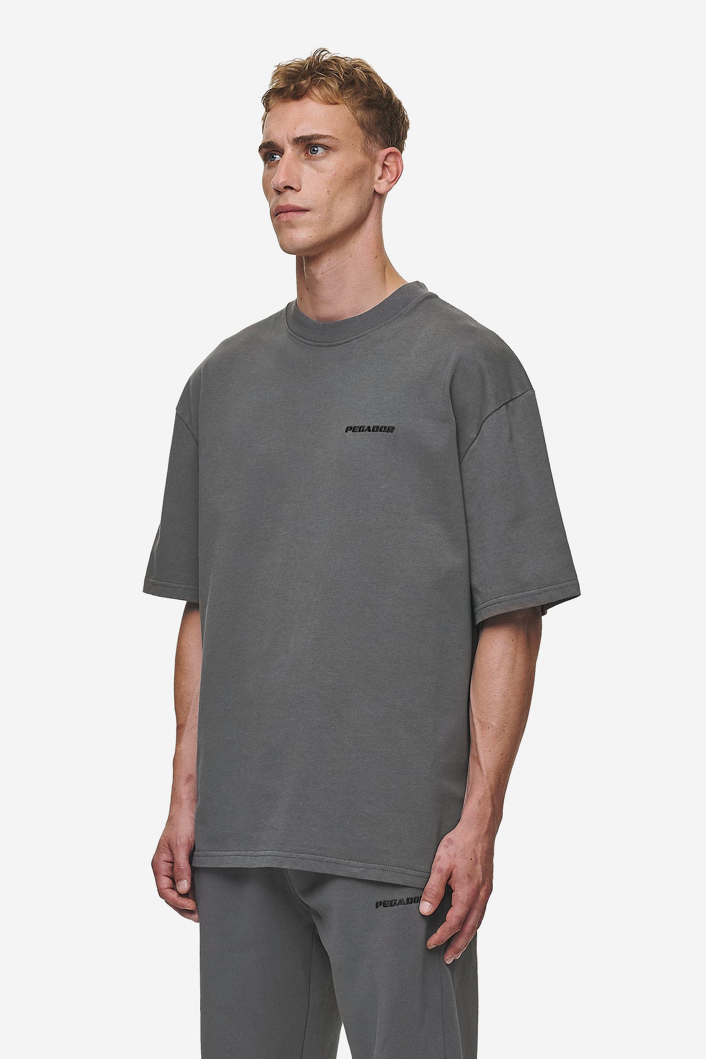 Pegador Logo Oversized Tee Washed Anthracite Seitenansicht aus der Most Alive Kollektion für Herren