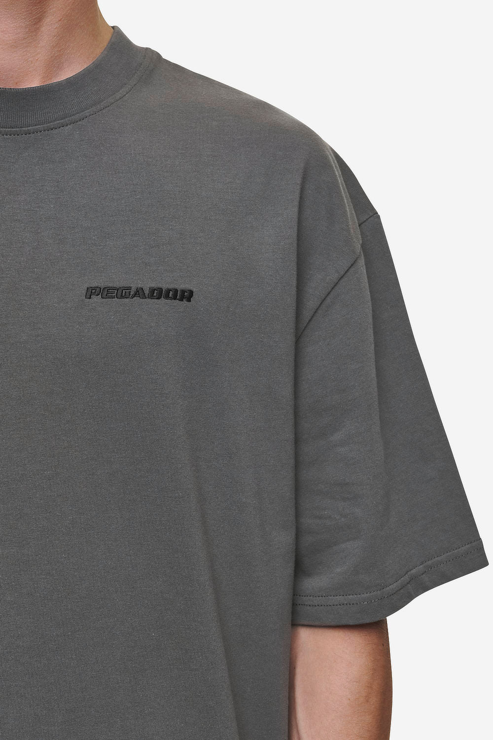 Pegador Logo Oversized Tee Washed Anthracite Detailshot aus der Most Alive Kollektion für Herren