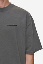 Pegador Logo Oversized Tee Washed Anthracite Detailshot aus der Most Alive Kollektion für Herren