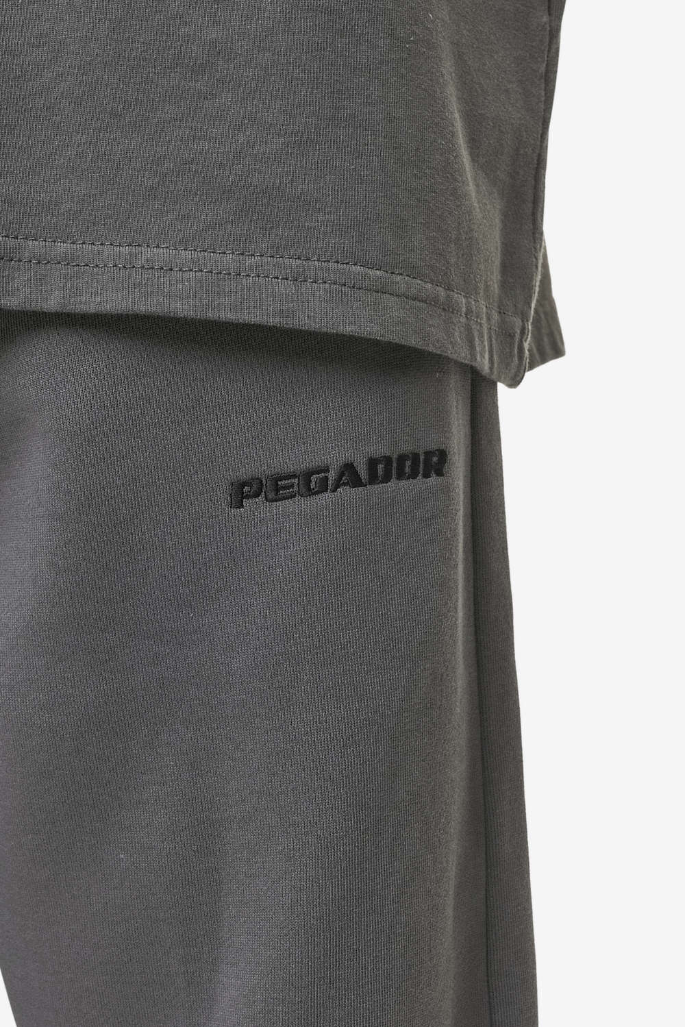 Pegador Logo Wide Sweat Pants Washed Anthracite Detailshot aus der Most Alive Kollektion für Herren