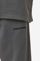 Pegador Logo Wide Sweat Pants Washed Anthracite Detailshot aus der Most Alive Kollektion für Herren