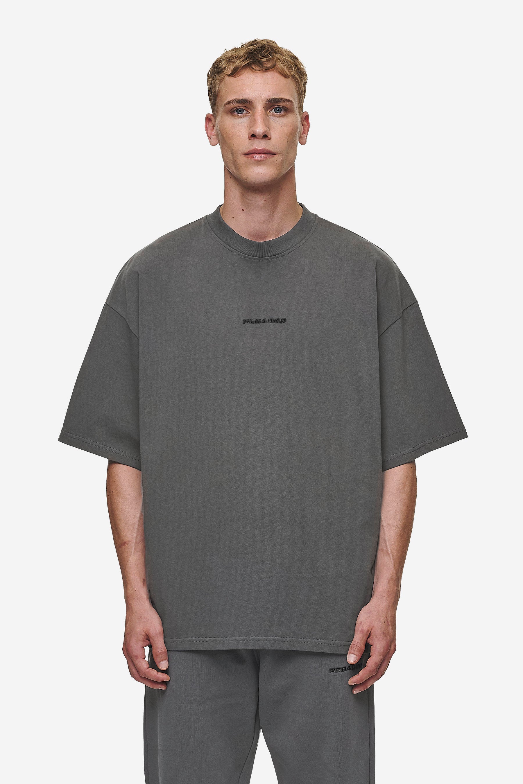 Pegador Logo Boxy Tee Washed Anthracite Hauptansicht aus der Most Alive Kollektion für Herren