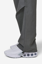 Pegador Arden Parachute Pants Anthracite Black Detailshot aus der Most Alive Kollektion für Herren