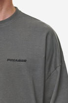 Pegador Rusk Logo Oversized Longsleeve Washed Anthracite Detailshot aus der Most Alive Kollektion für Herren