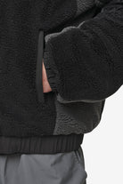 Pegador Absecon Teddy Jacket Black Anthracite Detailshot aus der Most Alive Kollektion für Herren