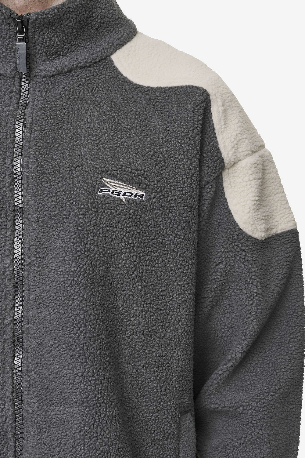 Pegador Willett Fleece Jacket Anthracite Light Beige Detailshot aus der Most Alive Kollektion für Herren