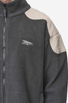 Pegador Willett Fleece Jacket Anthracite Light Beige Detailshot aus der Most Alive Kollektion für Herren