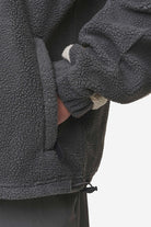 Pegador Willett Fleece Jacket Anthracite Light Beige Detailshot aus der Most Alive Kollektion für Herren