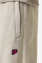 Pegador Leono Loose Sweat Pants Washed Light Beige Virtual Pink Gum Detailshot aus der Most Alive Kollektion für Herren