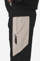 Pegador Aderno Wide Sweat Pants Washed Black Light Beige Detailshot aus der Most Alive Kollektion für Herren