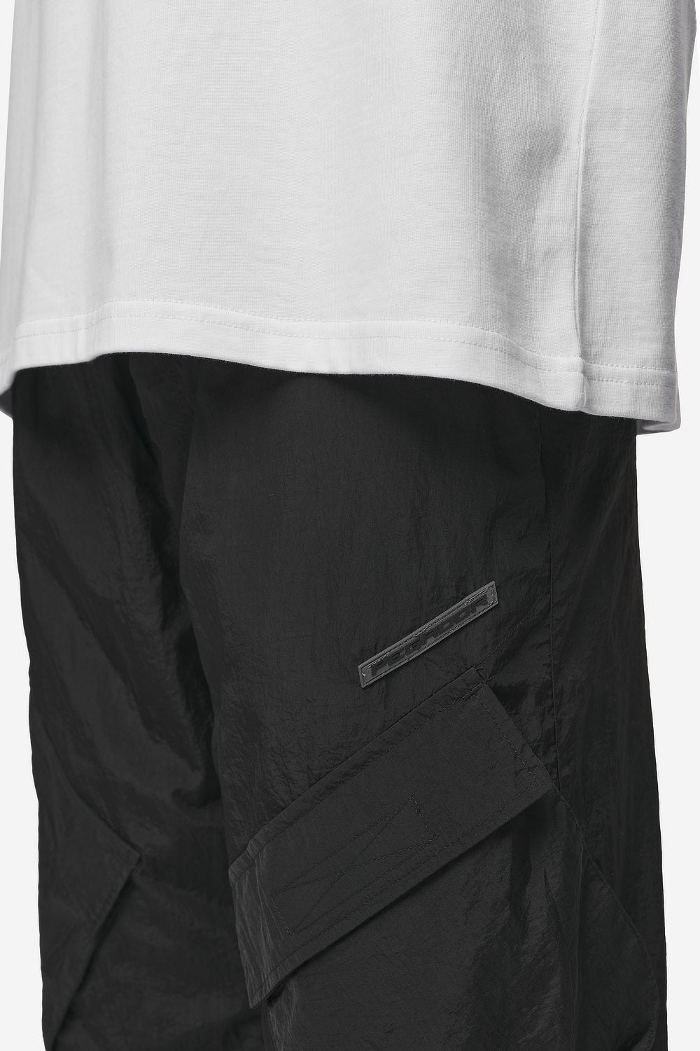 Pegador Varick Wide Tech Cargo Pants Black Detailshot aus der Most Alive Kollektion für Herren