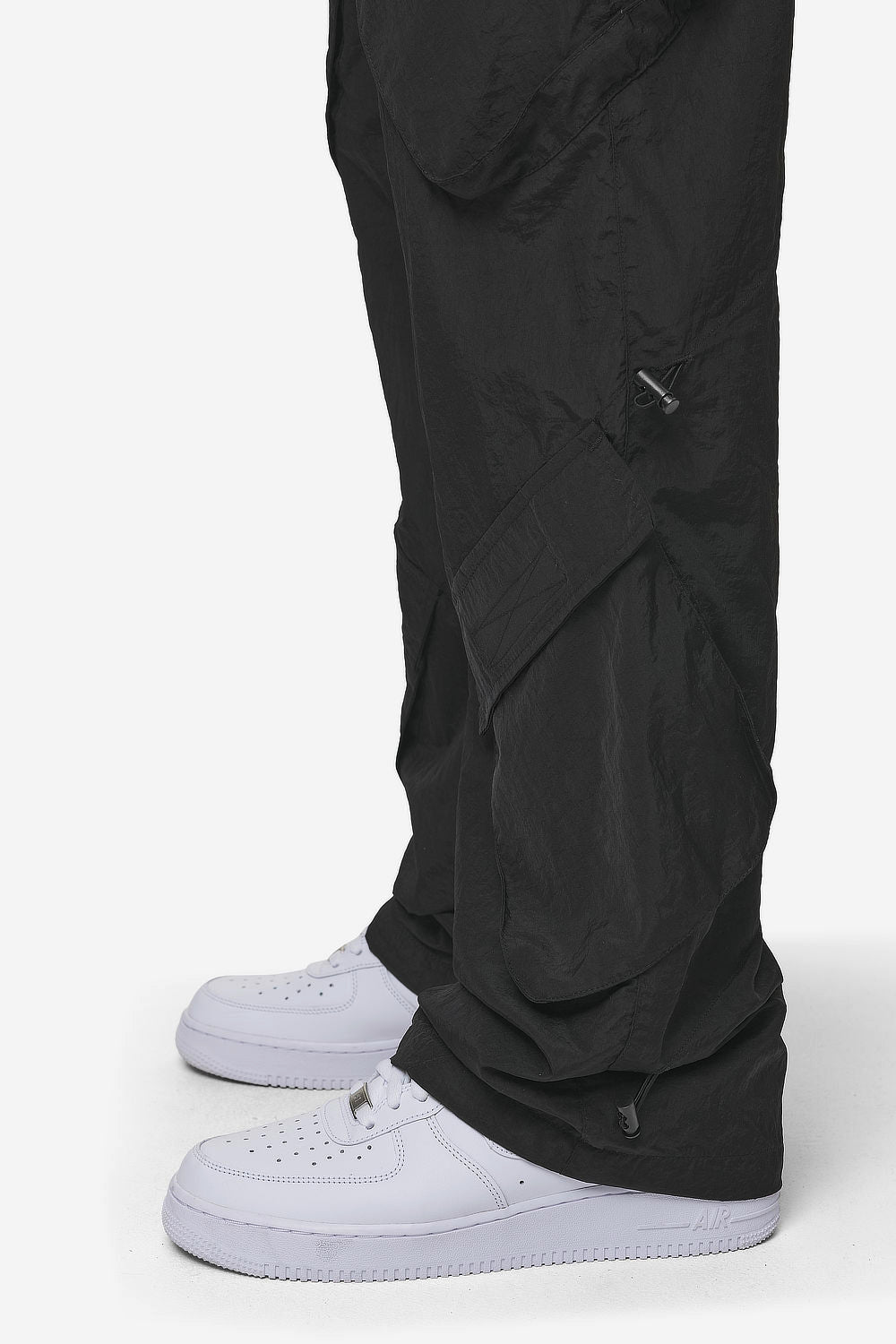 Pegador Varick Wide Tech Cargo Pants Black Detailshot aus der Most Alive Kollektion für Herren