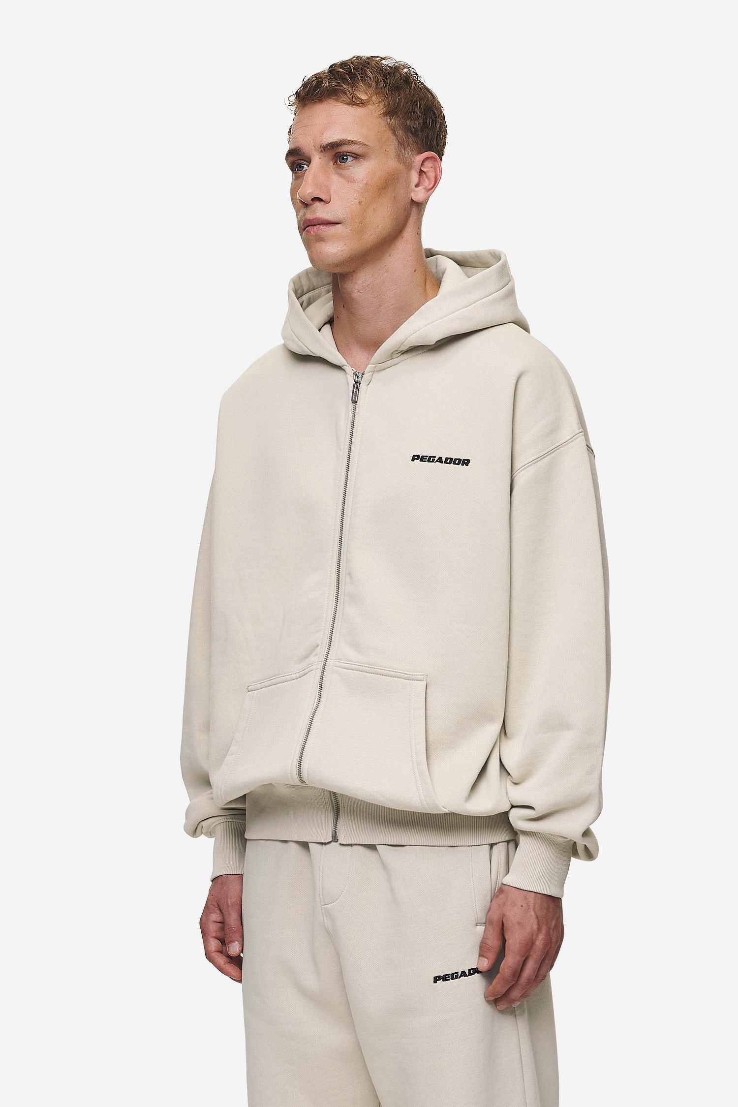 Pegador Logo Oversized Sweat Jacket Washed Light Beige Seitenansicht aus der Most Alive Kollektion für Herren