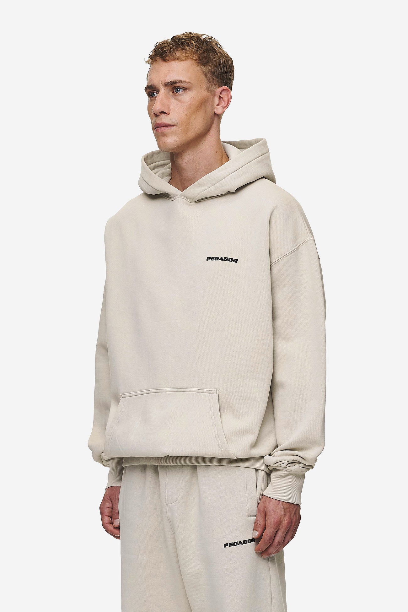 Pegador Logo Oversized Hoodie Washed Light Beige Seitenansicht aus der Most Alive Kollektion für Herren