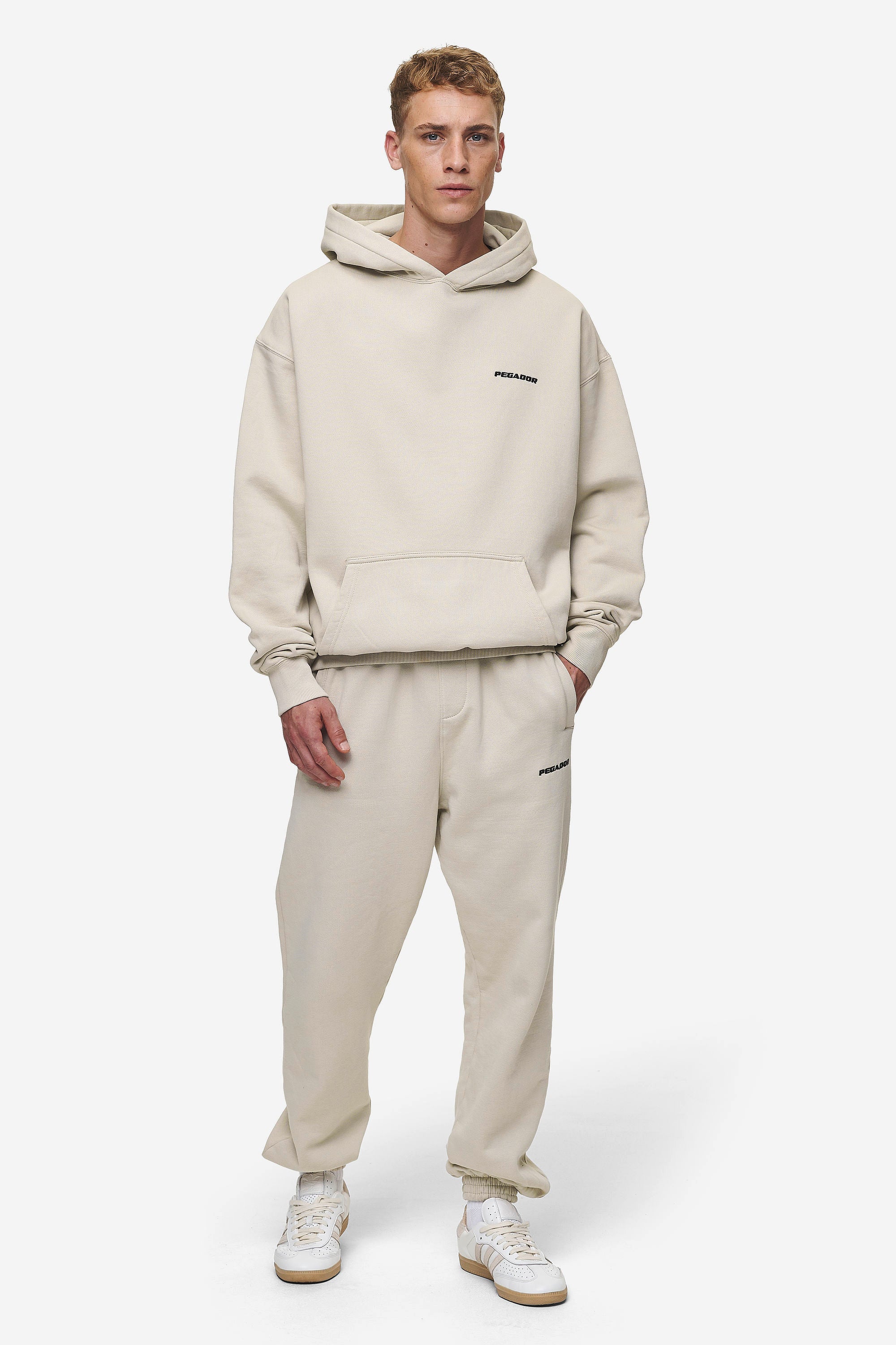 Pegador Logo Heavy Sweat Jogger Washed Light Beige Ganzkörper Bild aus der Most Alive Kollektion für Herren